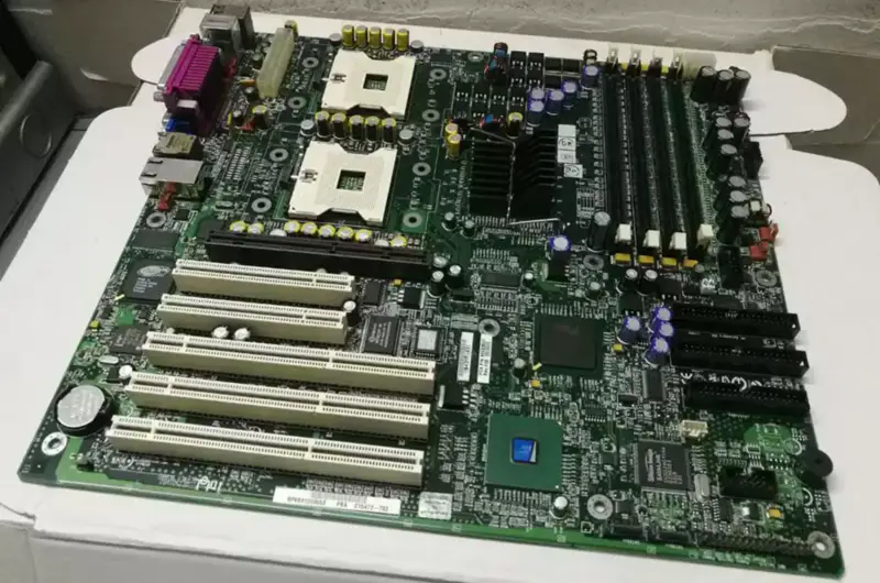 Intel SE7505VB2 604 interfészes szerver alaplap Dual Xeon